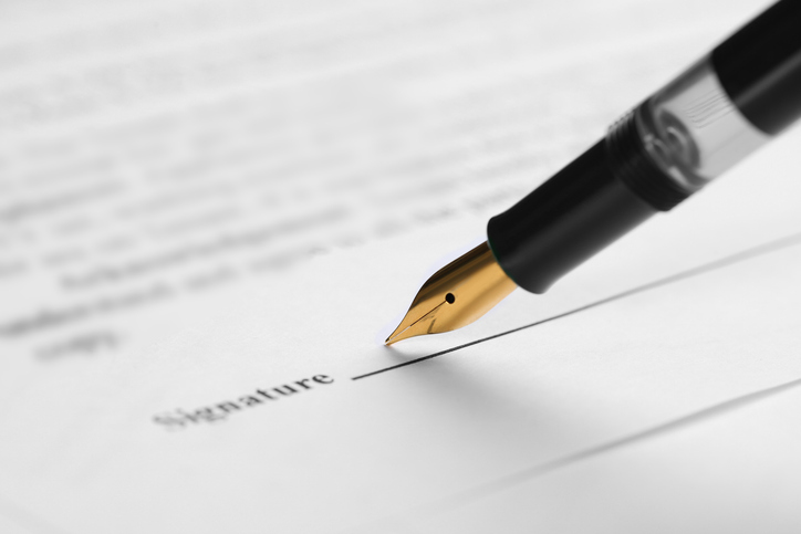 Fountain pen about to sign a document - can I reject a personal injury settlement offer?