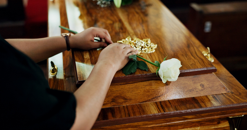 person placing white rose on casket - how long does a wrongful death lawsuit take?